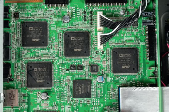 Wymagania w stosunku do procesorów audio nieustannie rosną, Denon zastosował aż cztery scalaki Analog Devices z gamy SHARC.