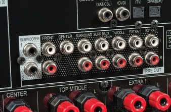Dekodery SC-LX59
pracują maksymalnie
w trybie 11.1 kanałowym,
ale wyjście na zewnętrzne
końcówki mocy
pozwala na zastosowanie
jeszcze większej liczby
głośników (trzynastu)
i dwóch subwooferów.