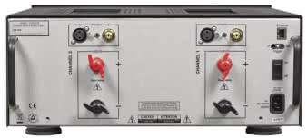 Gniazdo IEC razem z głównym wyłącznikiem zasilania oraz gniazda zdalnego sterowania
zgrupowano z boku.