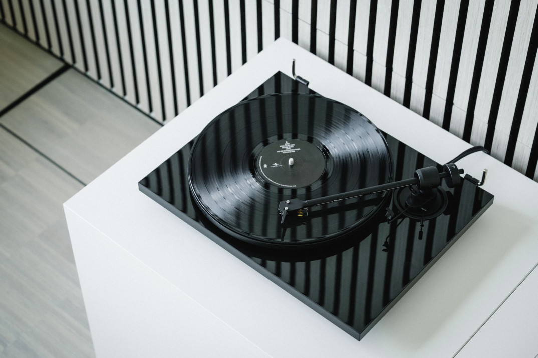 Pro-Ject E1.2 - gramofon Plug &amp; Play dla początkujących