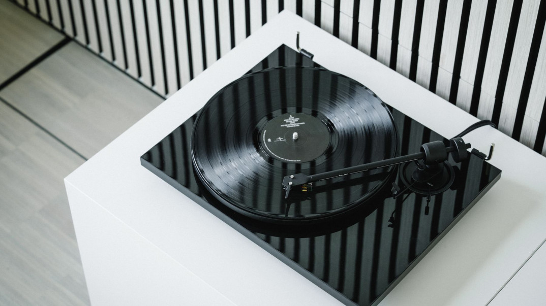 Pro-Ject E1.2 - gramofon Plug &amp; Play dla początkujących