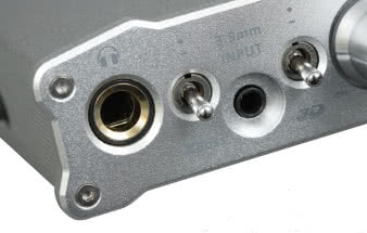 Wzmacniacz
słuchawkowy doposażono
w tryby podbicia niskich częstotliwości
i układ 3D poprawiający panoramę stereo.