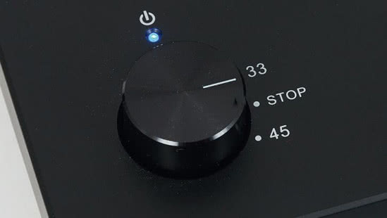 Włącznik odpowiada także ze elektroniczny wybór prędkości obrotowej, niebieska dioda świeci się stale, o ile nie odłączymy zasilania głównym przełącznikiem umieszczonym z tyłu.
