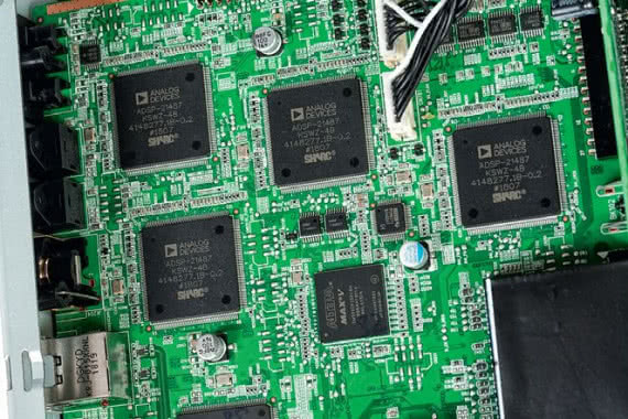 Denon ma imponującą sekcję procesorów DSP, które dostarczyła firma Analog Devices.