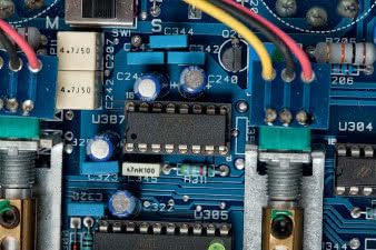 Klasyka miesza się tutaj z nowoczesnością,
do sterowania głośnością wykorzystano
scalony regulator marki Burr Brown.