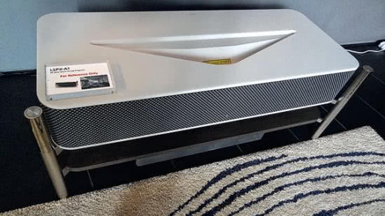 Wcale nie gra tak cienko, jak wygląda – HT- -XF9000 razem z systemowym subwooferem dało namiastkę kina, proporcjonalną nawet do wielkości ekranu telewizora Bravia XF90.
