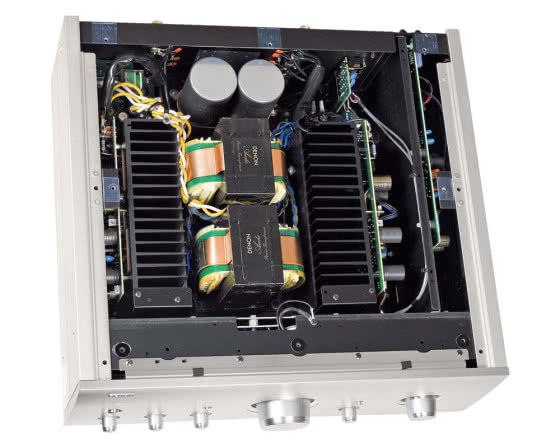 Potężny zasilacz, duże radiatory i równie okazałe kondensatory filtrujące - porządny wzmacho na solidnych podstawach.
