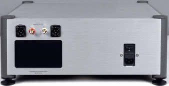 Z tyłu podobnie jak z przodu - bez przepychu. Tylko dwie pary wyjść z sygnałem analogowym,
Pod nimi widać zaślepiony otwór, w którym można zamontować wejścia i wyjścia cyfrowe.