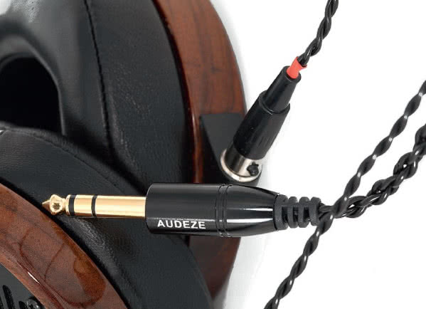 Na wyposażeniu jest tylko jeden przewód sygnałowy podkreślający domowy charakter słuchawek, a więc z 6,3-mm wtykiem.