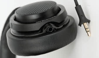 Kabel audio ma standardową długość i wtyki, ale nie jest typowy - wtyczki wchodzą we wpusty przy gnieździe tworząc bardzo dobre i estetyczne
podłączenie.