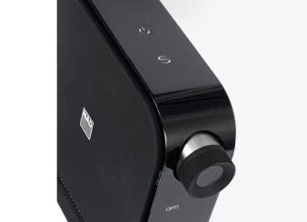 Koncepcja sterowania NAD-em jest nowoczesna
i minimalistyczna - zamiast przycisków przygotowano
sensory dotykowe.