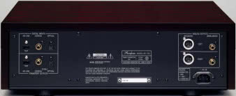 DP-700 wyposażono w wiele wejść i wyjść. Oprócz analogowych wyjść XLR i RCA
są też cyfrowe wejścia (urządzenie pracuje wówczas jako DAC) oraz wyjścia (transport).