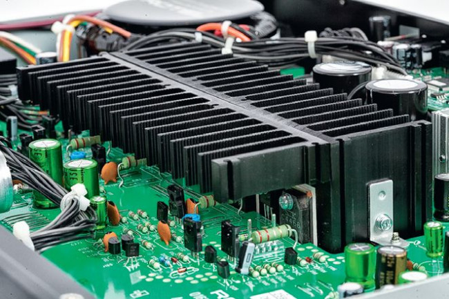 Rozłożysty radiator ma dużą powierzchnię, omijając elektronikę i mieszcząc się w niewysokiej obudowie.