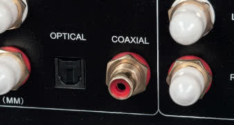 HTA-800 wyposażono także w prostą sekcję
cyfrową, choć wejścia ograniczono do standardów
Toslink i S/PDIF.