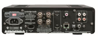 Niczego albo niewiele temu urządzeniu brakuje - są wejścia analogowe i cyfrowe (zarówno optyczne,
jak i elektryczne), są USB i LAN. I jeszcze wyjście analogowe dla subwoofera.
