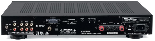 A11 MkII to przykład połączenia dobrego wyposażenia analogowego i podstawowego cyfrowego we wzmacniaczu średniej klasy.