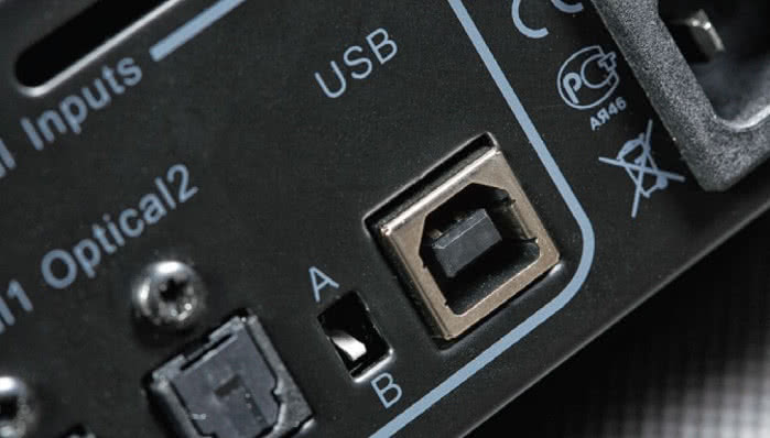 Wejście USB ma dwa tryby: podstawowy A oraz odsłaniający pełne możliwości przetwornika (sygnały 24/192 oraz DSD) tryb B, który wymaga w przypadku komputerów z Windowsem instalacji sterowników.