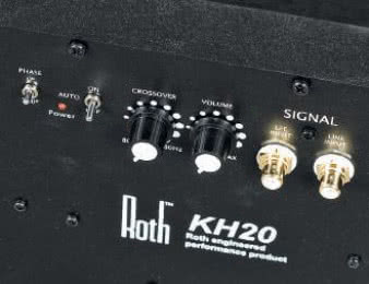 Zestaw gniazd i regulatorów jest podstawowy,
ale wygodnie ulokowany - chociaż na tylnej ściance,
to jednak blisko górnej krawędzi, więc sięgniemy
tam bez problemu.