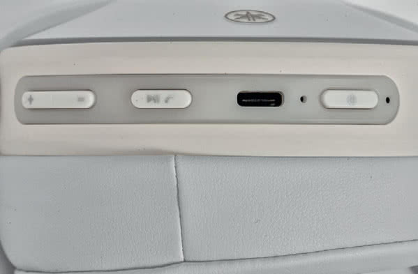 Nie ma panelu dotykowego, ale klasyczne, niewielkie przyciski. Ładowanie odbywa się przez nowoczesne gniazdo USB-C.