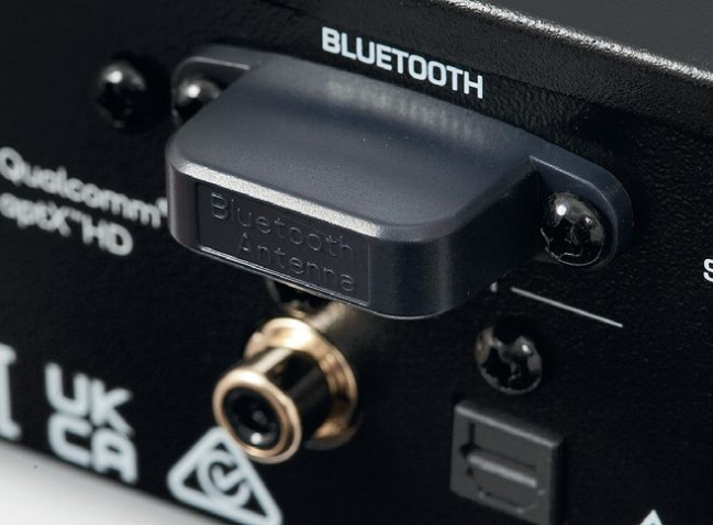 Dodatkiem nawet ważniejszym od podstawowych gniazd cyfrowych jest Bluetooth z układami dekodującymi aptX HD.