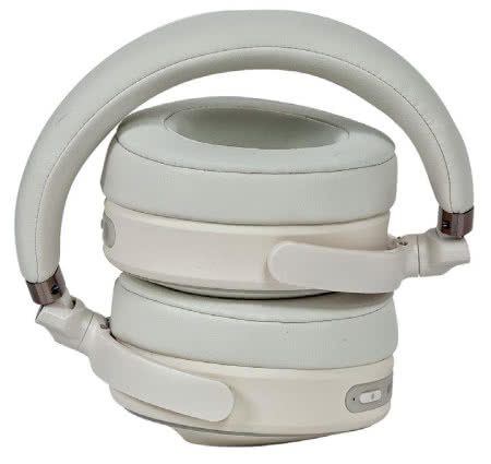 Przeguby pozwalają na złożenie słuchawek i transport w bezpiecznym, sztywnym etui.