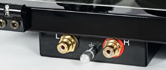 Essential III SB ma nie tylko elektronikę zmiany prędkości, ale też gniazda RCA (zamiast przewodu wyprowadzonego na stałe). W komplecie jest też interkonekt Connect it E (sam przewód - taki sam, jak w modelu bazowym).