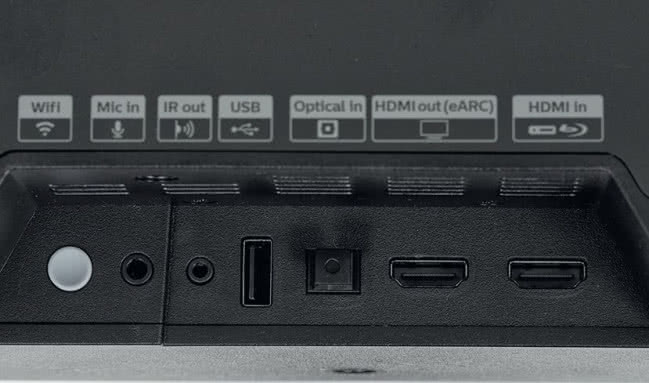 W panelu przyłączeniowym najważniejsze będą złącza HDMI (wejście i wyjście), jednak największą sensacją jest gniazdo dla mikrofonu kalibracyjnego.