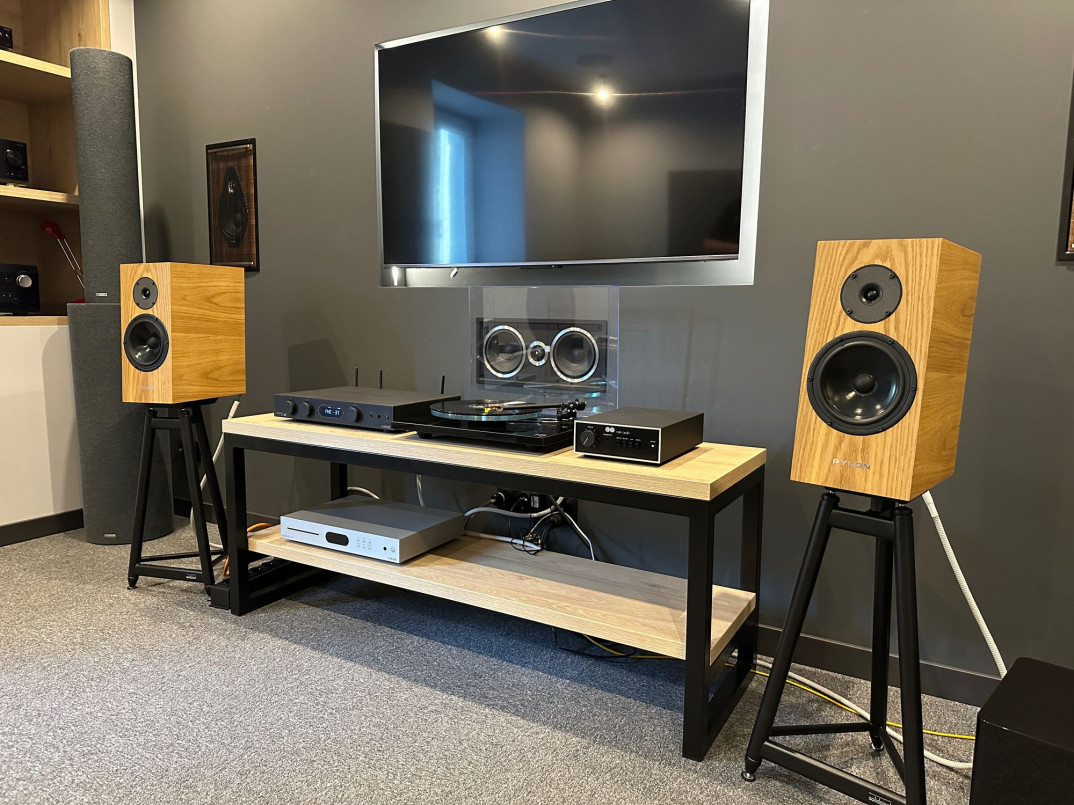 Naim nait 50 w salonie Q21. Trwają odsłuchy