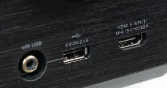 Wejście podręczne tym razem bez klapki,
ale z kompletem najnowszych rozwiązań: USB
ze wsparciem dla Apple oraz HDMI
z dodatkiem MHL.