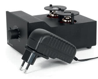 Zasilanie przeniesiono do
oddzielnej obudowy, Pro-Ject
oferuje zresztą jako upgrade
bardziej rozbudowany zasilacz.
Oczywiście trzeba za niego
dodatkowo zapłacić.