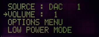 W podstawowym trybie wyświetlacz
wskazuje wybrane wejście, ustalony poziom
głośności, można się też udać do menu
ustawień