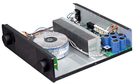 Duży, wydajny transformator zabezpiecza "dostawę prądu" do niskich impedancji. Amplifier One potrafi ponoć obsłużyć również impedancję 2 omy.