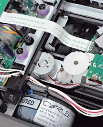 To jeden z dwóch transformatorów zasilających,
przeznaczony dla napędu i sekcji
cyfrowej. Drugi zasila część audio