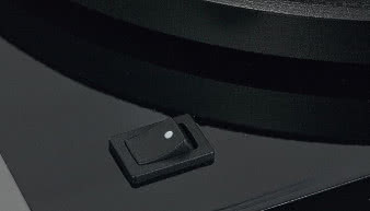 W przedniej części plinty umieszczono włącznik
obrotów, cała reszta obsługi, w tym zmiana obrotów,
jest już manualna.