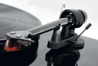 Jednym z kilku wyróżników
wersji Carbon jest specjalne
ramię wykonane z włókien
węglowych.