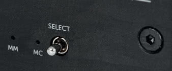 Przełączniki hebelkowe z przodu są jedynymi łatwo 
dostępnymi regulacjami, umożliwiają wybór jednego
z dwóch wejść.