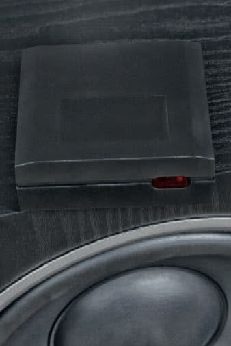 Małe plastikowe pudełeczko
znakomicie ułatwi uruchomienie
PDR-W100 - to transmiter
do komunikacji bezprzewodowej.
Oczywiście nie
ustawiamy go na subwooferze,
ale podłączamy do urządzenia
źródłowego.