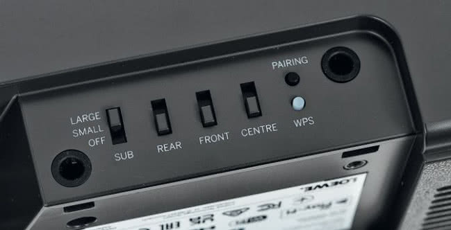 Za część ustawień w zakresie dodatkowych kanałów i opcjonalnych głośników efektowych odpowiadają przełączniki na tylnej ściance.