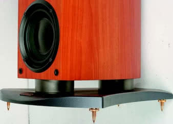 Dolna ścianka nie wydaje żadnego odgłosu, choć jesteśmy do tego przyzwyczajeni w sytuacji, gdy między cokołem a obudową pojawia się duży prześwit. Tym razem tylko dla ozdoby.