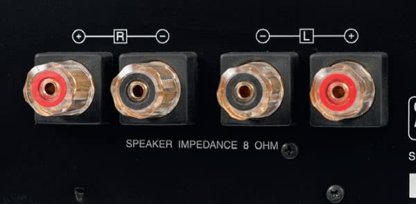 W pobliżu gniazd głośnikowych widać rekomendację dla obciążenia o impedancji 8 Ω, a w instrukcji obsługi przeczytamy już wyraźny zakaz podłączania kolumn o niższej impedancji.