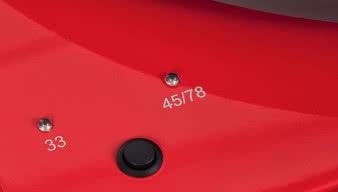 Gramofon ma wbudowany moduł SB służący do
łatwego przełączania prędkości obrotowej.