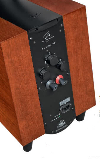 Konstrukcja Summit X
wykorzystuje zasilanie do trzech
celów: dostarcza wysokie napięcie
polaryzacyjne do elektrostatu,
do aktywnej (wyposażonej we
własny wzmacniacz) sekcji
niskotonowej, a także do rozbudowanego
układu... oświetlenia
kolumny! Skoro kabel sieciowy
jest już podłączony...