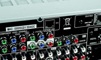 Pomiędzy odtwarzaczem a amplitunerem może przebiegać transmisja
cyfrowych sygnałów DVD-A i SACD - tę niegdyś wymarzoną funkcję
wykonuje przyłącze Denon Link trzeciej generacji.