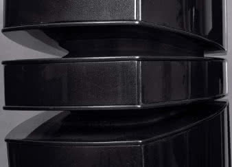 Moduły łączone są za pomocą metalowych elementów, wyprofilowanych
w taki sposób, aby dawały dostatecznie stabilne i mechanicznie
wytrzymałe oparcie, a jednocześnie były jak najmniej widoczne
(zwężają się w połowie swojej wysokości).