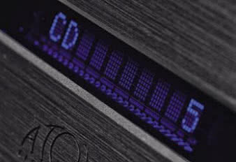 Wyświetlacz wskazuje wybrane źródło, poziom siły
głosu a także balans między kanałami.