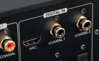 Wyjście HDMI uzupełniono o kanał zwrotny
eARC.