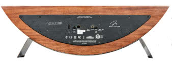 Na metalowej
płycie,
usztywniającej
tylną ściankę,
umieszczono
wszystkie wejścia
i wyjścia, dostęp jest
dość łatwy.