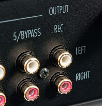 Jedno z wejść liniowych można przełączyć w tryb
ByPass (sygnał omija przedwzmacniacz).