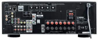 Yamaha nie pożałowała - mnóstwo wejść i wyjść
różnorodnych standardów.