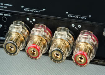 Model 240 jest stereofoniczną integrą, ale jego
układ można także zmostkować do wersji mono.